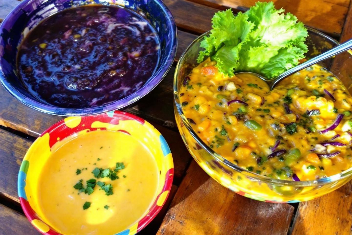 Bols de sauces jaunes et violettes avec garniture de laitue