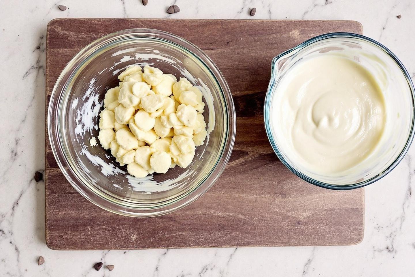 Deux bols de bananes &eacute;cras&eacute;es et de cr&egrave;me blanche
