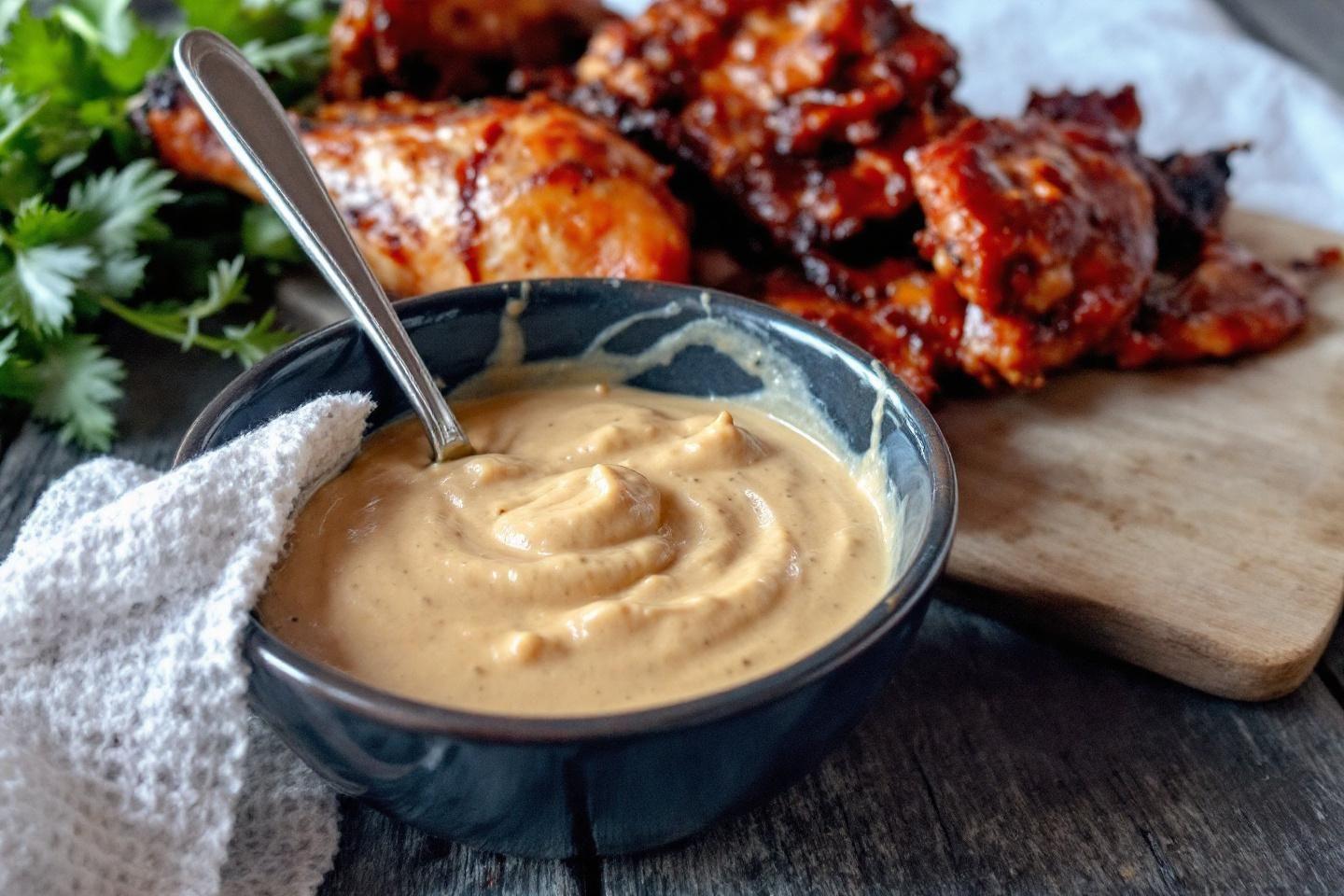 Ailes de poulet glac&eacute;es avec trempette beige sur planche