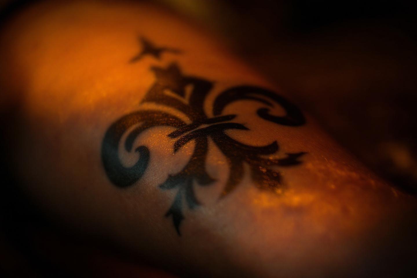 Motif de tatouage tribal aux contours doux sur peau