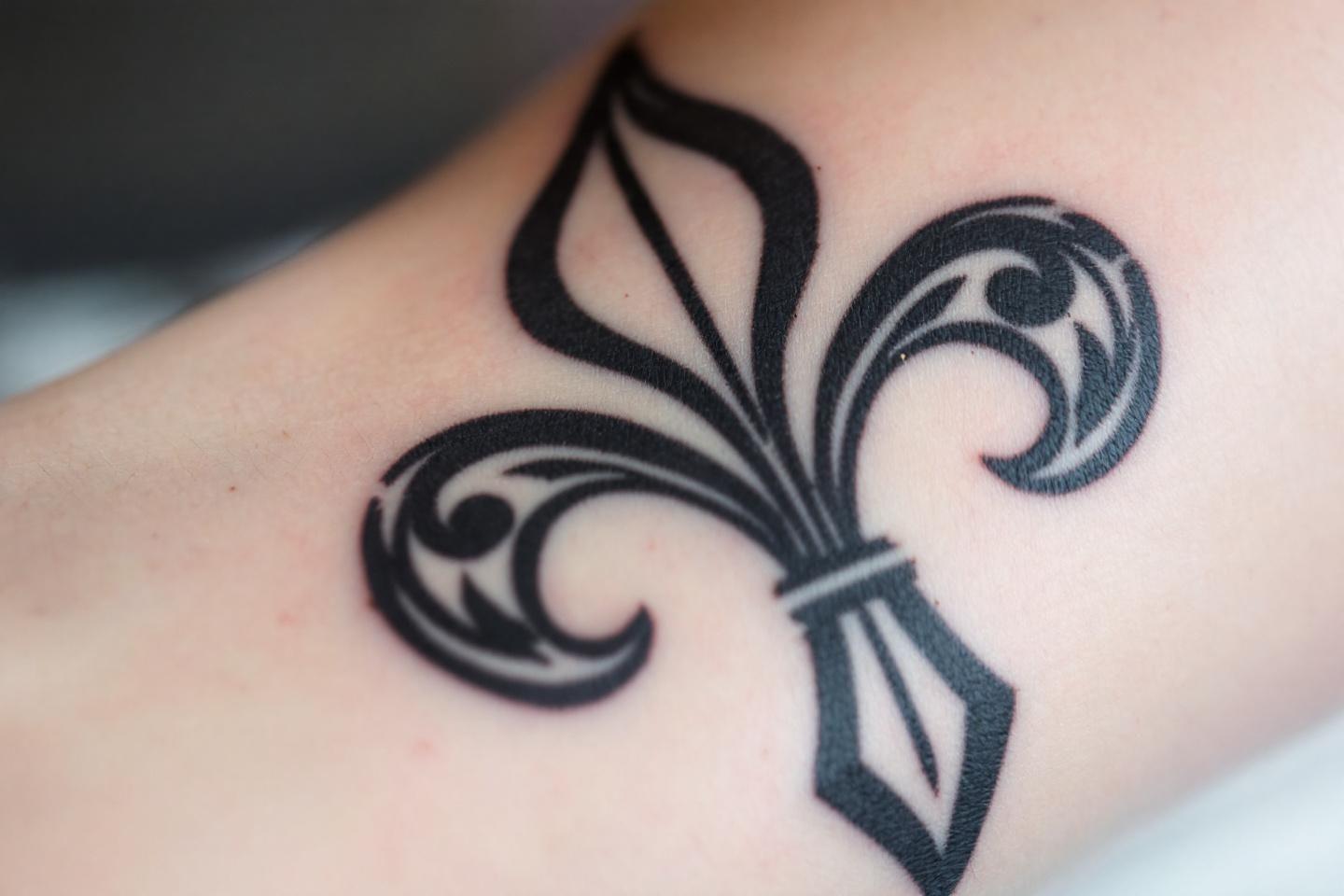 Tatouage fleur de lys : signification, idées et images