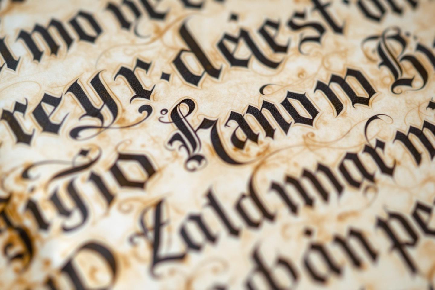 Lettres gothiques noires sur papier jauni, gros plan