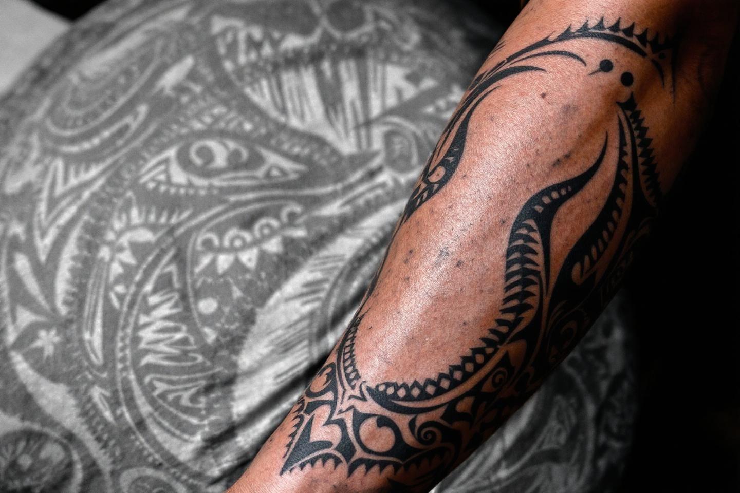 Motif polyn&eacute;sien complexe tatou&eacute; sur une peau bronz&eacute;e