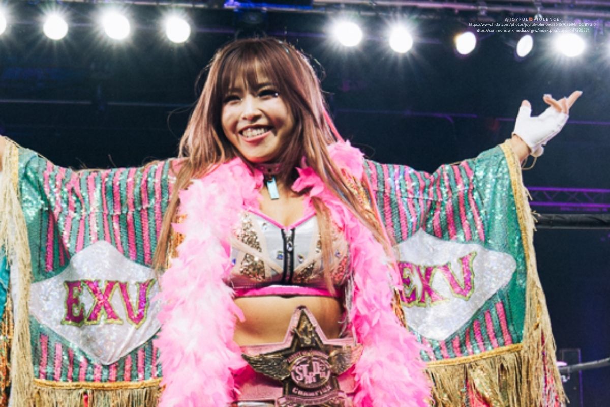 Toni storm échange un baiser à trois avec mariah may et mina shirakawa, conserve le titre mondial féminin à aew x njpw forbidden door