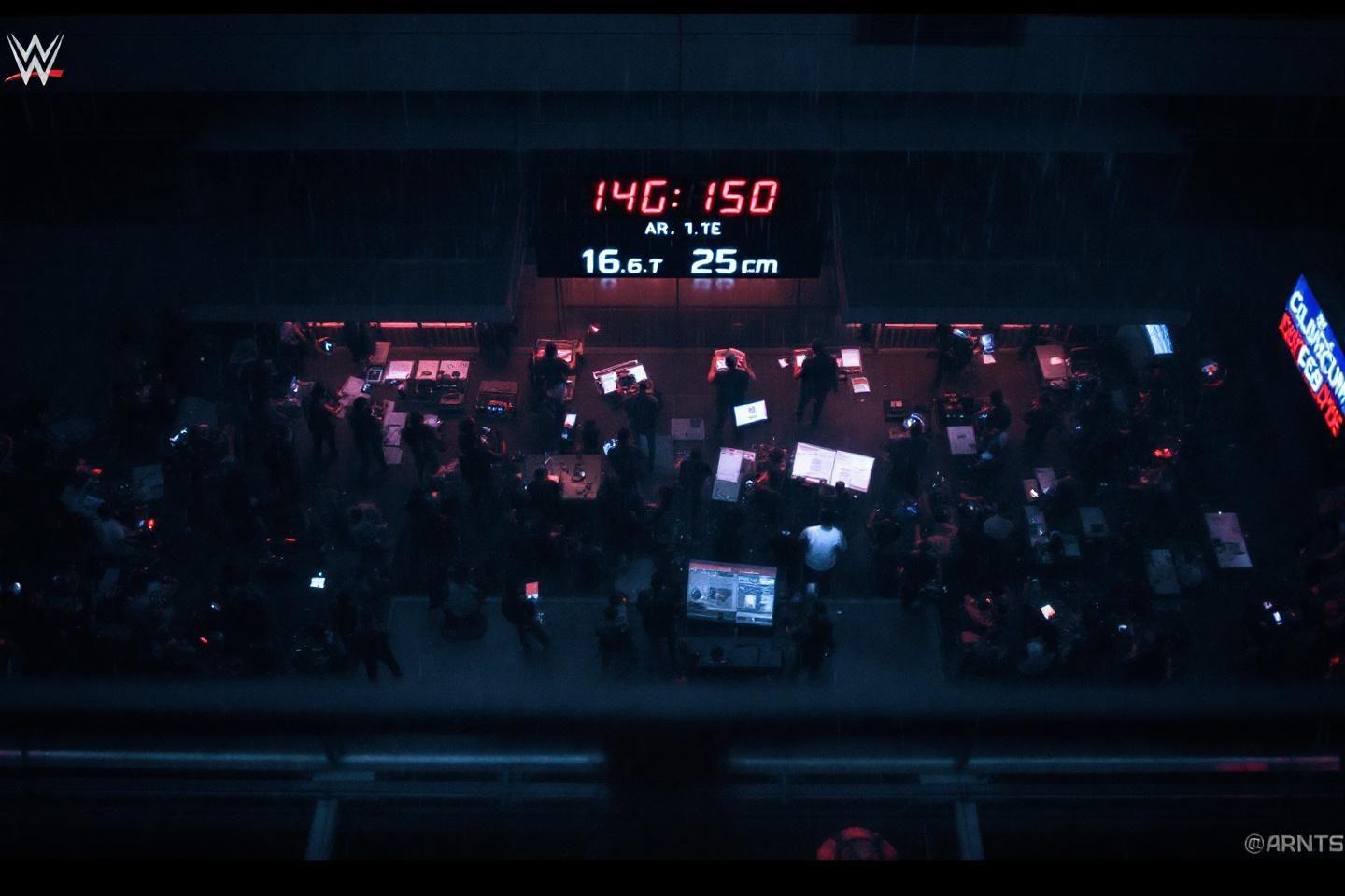 Salle de contrôle technique obscure avec écrans et personnel